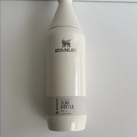 White Insulated Stanley Water Bottle with PGA Tour “gold man” Golf Silhouette - Picture 2 of 6